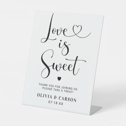 Liebe ist Sweet Modern Black Heart Script Hochzeit Sockelschild (Vorderseite)