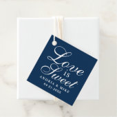 Liebe ist Sweet Navy Blue Script Wedding Monogram Geschenkanhänger (Beispiel)