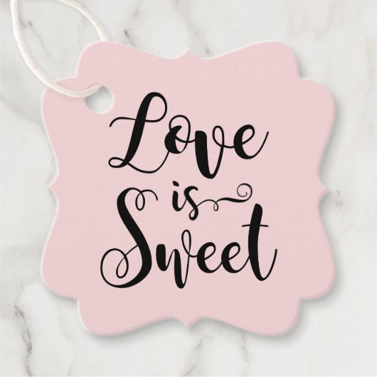 Liebe ist Sweet Pink Black Modern Script Hochzeit Geschenkanhänger (Vorderseite)