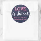 Liebe ist Sweet Pink Navy Blue Wedding Engage Gefa Runder Aufkleber (Tasche)