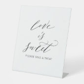 Liebe ist Sweet Simple Schwarz-weiß Script Wedding Sockelschild (Vorderseite)