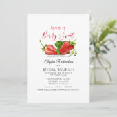 Liebe ist Sweet Strawberry Brunch Wedding Einladung (Stehend Vorderseite)