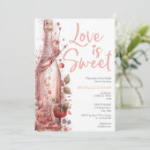 Liebe ist Sweet Summer Champagne Strawberries Einladung (Stehend Vorderseite)