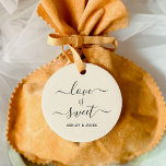 Liebe ist Sweet Wedding Gift Tag, Favor Tag Geschenkanhänger<br><div class="desc">Das sind die perfekten kleinen Geschenktafeln für Ihre Hochzeitsempfangstaschen oder -favoriten. Sie können sowohl den Vor- als auch den Rücktext anpassen,  als auch die Farben ändern.</div>