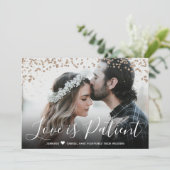 Liebe ist vertagte Hochzeitsankündigung Einladung (Stehend Vorderseite)