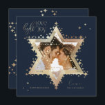 Liebe Joy Lago Maggiore Feiertagskarte<br><div class="desc">Eleganter Hanukkah-Stern von David Foto Hanukkah-Karte mit einem eleganten Typografie-Design "Liebe Joy Light" in Imitat Gold. Die glühenden Goldstars schaffen den Stern von David mit einem Foto-Platzhalter, der in den Stern von David platziert wird. Auf der Rückseite befindet sich ein eleganter, funkelnder Stern von David Design. Kunst von Moodthology Papery....</div>
