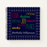 LIEBE JOY PEACE Hebrew Personalisiert Blue Square Notizblock<br><div class="desc">Das ist eine farbenfrohe SQUARE NOTEBOOK mit Imitaten silberner Star von David in einem subtilen Muster vor einem tiefblauen Hintergrund. Die Wörter LIEBE JOY PEACE inklusive ihrer hebräischen Übersetzungen sind rot, gelb und grün farbkodiert. Der Text kann angepasst werden, falls Sie etwas ändern möchten. Der Name des Platzhalters ist in...</div>