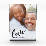 Liebe-Kalligrafie-Skript-benutzerdefiniertes Farbü Fotoblock<br><div class="desc">Ein maßgeschneidertes Hochzeitssake-Foto mit "Liebe" in einem eleganten Kalligraphieskript und personalisiertem Datum in der Ecke mit einem romantischen Look - wählen Sie die Schriftfarbe und Kalligraphie Füllfarbe durch Klicken auf "Weiter anpassen".</div>