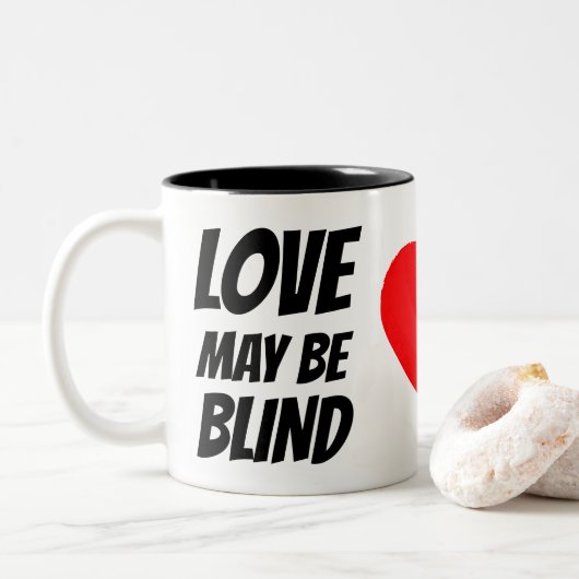 "Liebe kann blind sein, Heirat ist ein wirklicher Zweifarbige Tasse (Mit Donut)
