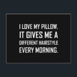 Liebe Kissen Unterschiedliche Frisur Funny Funny Postkarte<br><div class="desc">Die Fans des Schlafzimmers und des Bettkopfes scherzen,  ich Liebe mein Kissen. Es gibt mir jeden Morgen verschiedene Frisuren. Karo dieses lustige Design auf T-Shirts,  Shirts,  Tasse,  Hüllen,  Geschenke und Bekleidung.</div>