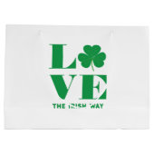 Liebe Kleeblatt Kleiner Text in der irischen Schri Große Geschenktüte (Rückseite)