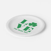 Liebe Kleeblatt Kleiner Text in der irischen Schri Pappteller (Schrägansicht)