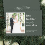 Liebe Lachen glücklich je nach Hochzeit Foto Feiertagskarte<br><div class="desc">Weihnachts-Weihnachtskarte für Hochzeiten, personalisiert mit Ihrem Foto und der persönlichen Nachricht auf der Rückseite. Minimalistisch modernes Design in Grün und Weiß auf der skallopierten, gewölbten Randkarte. Der Wortlaut lautet "Liebe lachen glücklich immer danach" und die Fotovorlage zeigt Ihr Bild in quadratischer Form an. Weitere Designs finden Sie in meiner Verheirateten...</div>