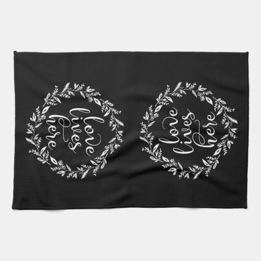 Liebe lebt hier Kranz Geschirrtuch (Horizontal)