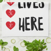 Liebe lebt hier Monogramm Weiß Handtuch (Gefaltet)