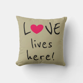 Liebe lebt hier Niedlicher Zitat Kissen
