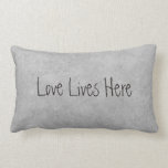 Liebe lebt hier Paare Personalisiert Lendenkissen<br><div class="desc">Dieses Kissen ist speziell für Paare konzipiert und ist ein wunderbares Geschenk für Hochzeiten, Jubiläen, Valentinstag oder jeden Tag. Die Vorderseite des Kopfkissens ist in einer dezenten grauen Grundumfarbe dargestellt und enthält einen modernen lässigen Schriftart mit den Worten "Liebe lebt hier". Auf der Rückseite sind die Namen des Paares eingeprägt....</div>