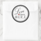 Liebe lebt hier runder aufkleber (Tasche)