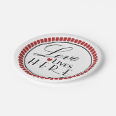 Liebe lebt hier Typografie Pappteller (Schrägansicht)