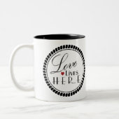 Liebe lebt hier Typografie Zweifarbige Tasse (Links)