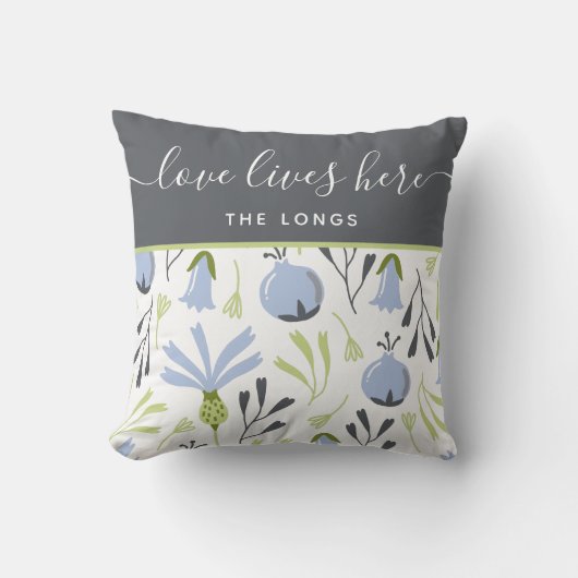 Liebe lebt hier und nennt Throw Pillow Kissen (Vorderseite)