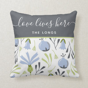Liebe lebt hier und nennt Throw Pillow Kissen