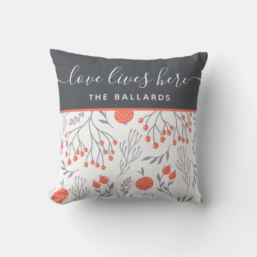 Liebe lebt hier und nennt Throw Pillow Kissen (Vorderseite)