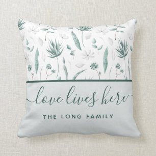 Liebe lebt hier und nennt Throw Pillow Kissen