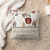 Liebe lebt hier und nennt Throw Pillow Kissen (Decke)