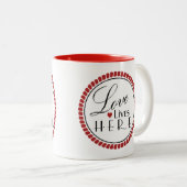 Liebe lebt hier zweifarbige tasse (VorderseiteRechts)