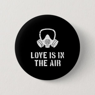 Liebe liegt in der Luft Lustiger Anti-Valentinstag Button