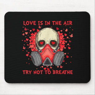 Liebe liegt in der Luft, versuche nicht zu atmen A Mousepad