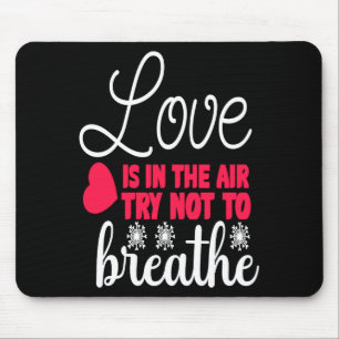 Liebe liegt in der Luft, versuche nicht zu atmen A Mousepad