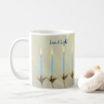 Liebe & Light Blue Candles Gold Menorah Kaffeetasse<br><div class="desc">Tauchen Sie ein in den Geist des Festes der Lichter mit unserer Hanukka Liebe und Light Menorah Tasse. Diese bezaubernde Tasse verbindet Tradition und Modernität und ist damit der ideale Begleiter für Ihre Hanukkah-Feste. Sie können personalisieren.</div>