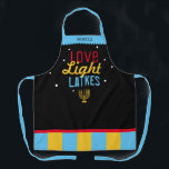 Liebe Light Latkes Black Hanukkah Funny Quote Schü Schürze<br><div class="desc">Liebe Light Latkes Black Hanukkah Funny Quote Schürze ist völlig Hipster cool! Dieses farbenfrohe, humorvolle Sprichwort zeichnet sich wirklich durch den schwarzen Sternennachts-Hintergrund aus. Sicher, Freunde und Familie lächeln zu machen. Enthält ein Menorah-Symbol und Platz für Ihren Namen. Brauchen Sie Hilfe bei diesem Design? Woll, andere Farben oder Designvarianten zu...</div>