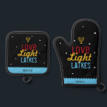 Liebe Light Latkes Black Hanukkah Funny Zitat Ofenhandschuh & Topflappen-Set<br><div class="desc">Liebe Light Latkes Black Hanukkah Funny Quote Oven Mitt & Pot Holder sind total Hipster cool! Mit einer Menorah. Dieses farbenfrohe, humorvolle Sprichwort zeichnet sich wirklich durch den schwarzen Sternennachts-Hintergrund aus. Ein praktisches Geschenk, das sicher ist, dass Ihr Lieblings-Koch Lächeln dieser Chanukah zu machen. Personalisieren Sie mit Ihrem Namen. Brauchen...</div>