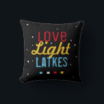 Liebe Light Latkes Funny Hanukkah Bright auf Black Kissen<br><div class="desc">Diese Liebe Light Latkes Black Hanukkah Funny Quote Kissen wird ein festlicher Chanukah-Ton in Ihnen Zuhause dieses Feriensaison Set! Sicher, Freunde und Familie lächeln zu machen. Das farbenfrohe, humorvolle Sprichwort hebt sich wirklich von der schwarzen Sternennacht ab. Enthält Platz für Ihre Nachricht und Namen auf der Rückseite! Koordiniert mit Elementen...</div>