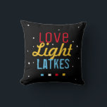 Liebe Light Latkes Funny Hanukkah Bright auf Black Kissen<br><div class="desc">Diese Liebe Light Latkes Black Hanukkah Funny Quote Kissen wird ein festlicher Chanukah-Ton in Ihnen Zuhause dieses Feriensaison Set! Sicher, Freunde und Familie lächeln zu machen. Das farbenfrohe, humorvolle Sprichwort hebt sich wirklich von der schwarzen Sternennacht ab. Enthält Platz für Ihre Nachricht und Namen auf der Rückseite! Koordiniert mit Elementen...</div>