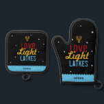 Liebe Light Latkes Hanukkah Funny Hebrew Name Ofenhandschuh & Topflappen-Set<br><div class="desc">Liebe Light Latkes Black Hanukkah Funny Quote Oven Mitt & Pot Holder sind total Hipster cool! Mit einer Menorah. Dieses farbenfrohe, humorvolle Sprichwort zeichnet sich wirklich durch den schwarzen Sternennachts-Hintergrund aus. Ein praktisches Geschenk, das sicher ist, dass Ihr Lieblings-Koch Lächeln dieser Chanukah zu machen. Personalisieren mit einem hebräischen Namen. [HINWEIS:...</div>