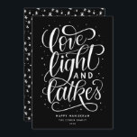 Liebe Light und Latkes auf Black Hanukkah Feiertagskarte<br><div class="desc">Diese festliche Hanukkah-Karte zeichnet sich durch ein Schwarz-Weiß-Farbschema aus,  zusammen mit dem handgeschriebenen Satz "Liebe light and latkes",  geschrieben in Drehbuch. Die Kartenrückseite hat ein koordinierendes Muster,  kann aber auch zum Hinzufügen eines Fotos oder einer persönlichen Nachricht verwendet werden.</div>