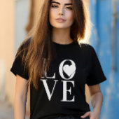 Liebe-Logo-Design mit weißem Text und Herz T-Shirt