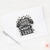 Liebe macht sich weniger Sorgen Quadratischer Aufkleber (Umschlag)