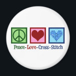 Liebe Magnet<br><div class="desc">Niedliche Kreuzstickerei für jemanden, der Lieben, Dinge zu schaffen. Dieses Cross Stich-Geschenk der Peace Liebe besticht durch ein Friedenszeichen, ein Herz und ein hübsches Schnittmuster.</div>