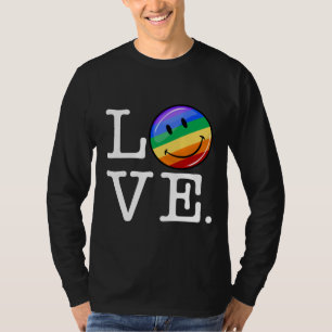 Liebe mit einer glücklichen Regenbogen-Flagge T-Shirt