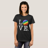 Liebe mit einer glücklichen Regenbogen-Flagge T-Shirt (Vorne ganz)
