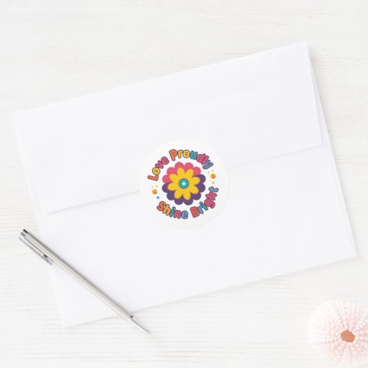 Liebe mit Stolz, strahle hell – Bunte Blumen-Pride Runder Aufkleber (Umschlag)