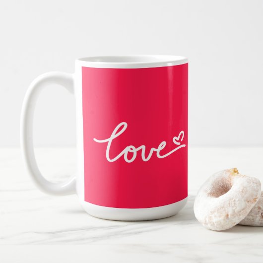 Liebe mit weißem Text auf rosa Kaffeetasse (Mit Donut)