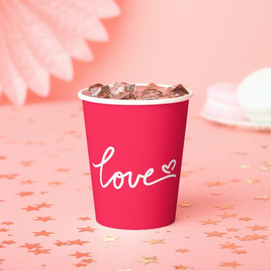 Liebe mit weißem Text auf rosa Pappbecher (Insitu)