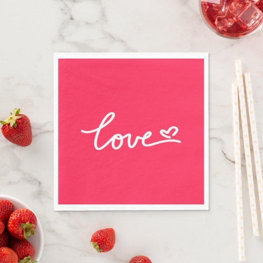Liebe mit weißem Text auf rosa Serviette (Beispiel)