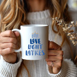 Liebe | Modern Whimsical Hanukkah Kaffeetasse<br><div class="desc">Entdecken Sie eine spielerische, moderne und lebendige Hanukkah Latkes Tasse mit doppelseitigem Druck. Es ist mit einem minimalistisch-menorah Motiv in blau und gelb, ergänzt durch blauen Schriftzeichen. Die Tasse hat eine Kapazität von 15 kg, eine andere Größe von 11 oz ist verfügbar. Es ist sowohl Mikrowelle als auch Geschirrspüler sicher....</div>